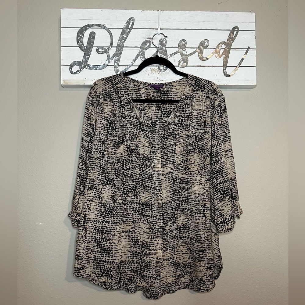 Beverly Drive - Women’s black / cream tab sleeve blouse